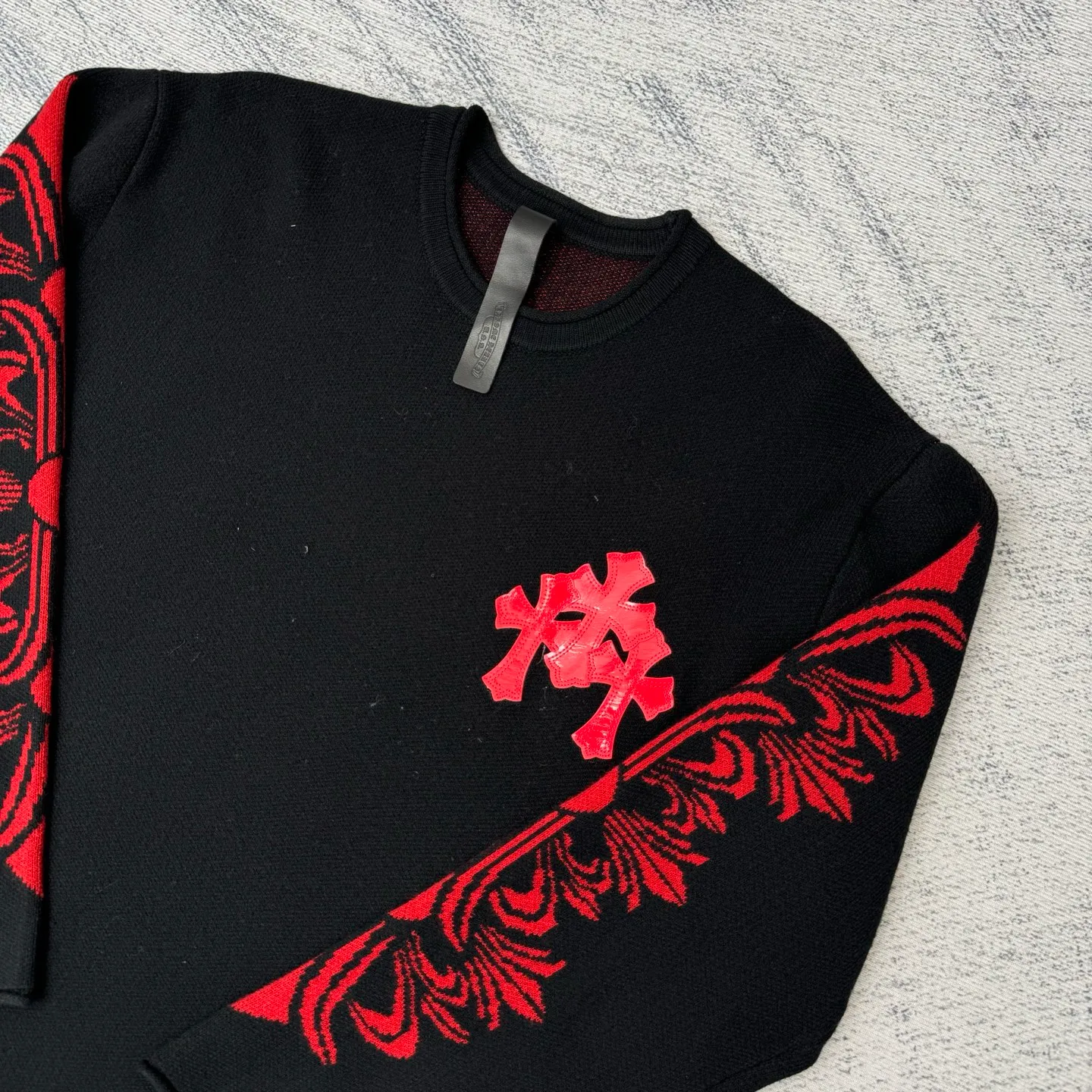 P550 Chrome Hearts 2025 wool patent leather sweater SIZE S/M/L (the only correct version on the market, patent lambskin, hand-stitched) The main body fabric is made of custom-woven and dyed cashmere blended yarn, 12-needle imported machine sesame base jacquard, which takes nearly 200 minutes. The chest cross leather is genuine patent leather sheepskin. The cross sheepskins are all hand-sewn. The labor cost is extremely high.